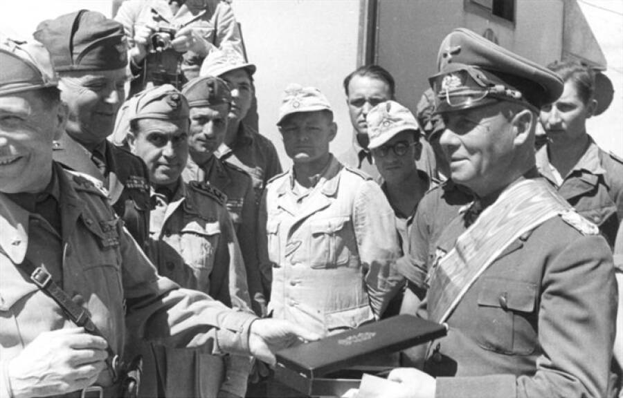 Итальянцы награждают Роммеля орденом, 1942г., есть за что, это именно он спас их от полного разгрома