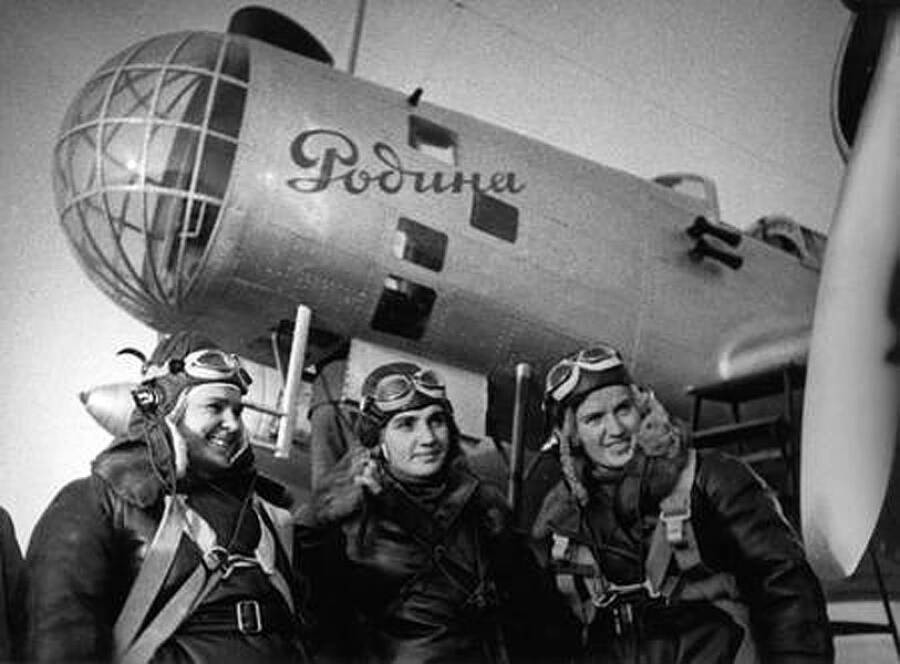 Экипаж самолета «Родина» (слева направо): второй пилот Полина Осипенко, командир экипажа Валентина Гризодубова и штурман Марина Раскова