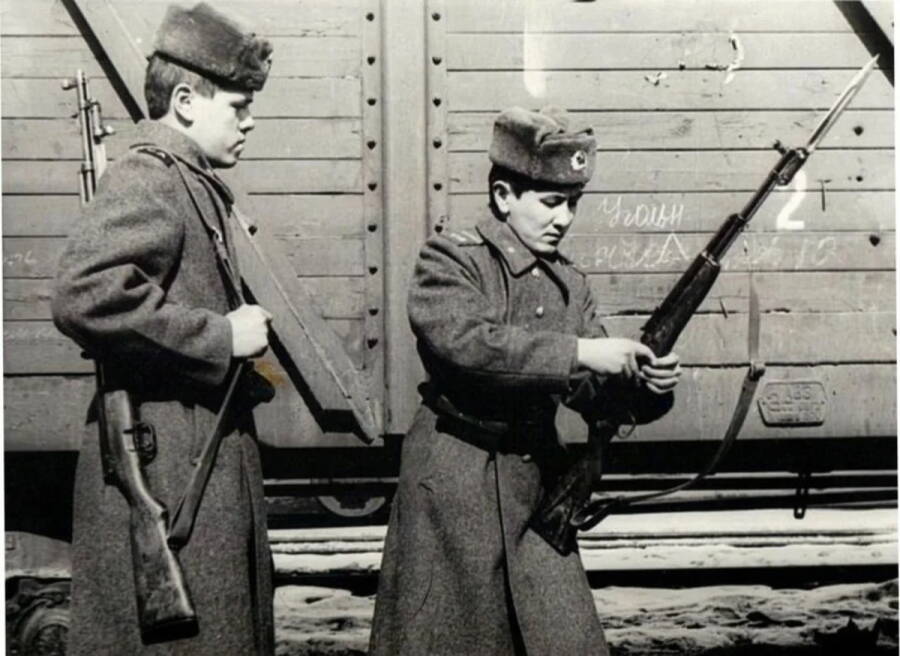 Часовые из состава железнодорожных войск Советской армии, вооруженные карабинами СКС-45