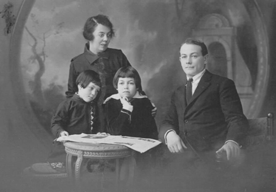 Вениамин Абрамсон с женой Розалией и дочерьми — Аделиной (слева) и Паулиной (справа). Буэнос-Айрес, 1921 год