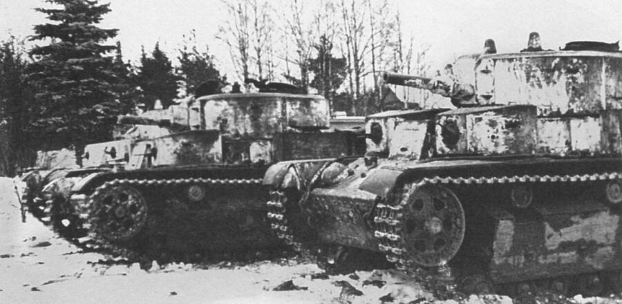 Колонна танков Т-28 из состава 90-го танкового батальона 20-й тяжелой танковой бригады выдвигаются на рубеж атаки. Район высоты 65,5 на Карельском перешейке, февраль 1940 года
