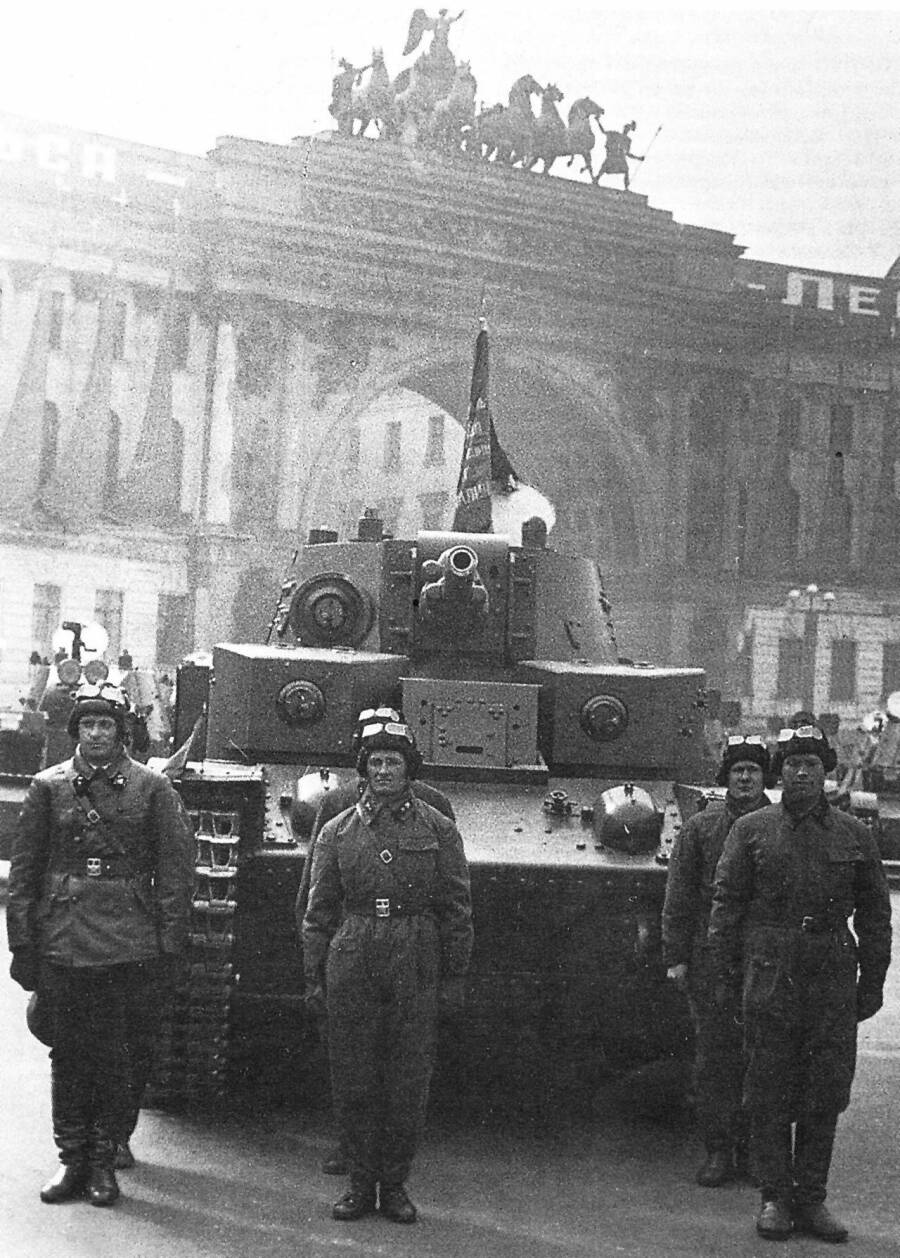 Один из десяти серийных танков Т-28, оборудованных конической главной башней. Ленинград, площадь Урицкого, 7 ноября 1940 года