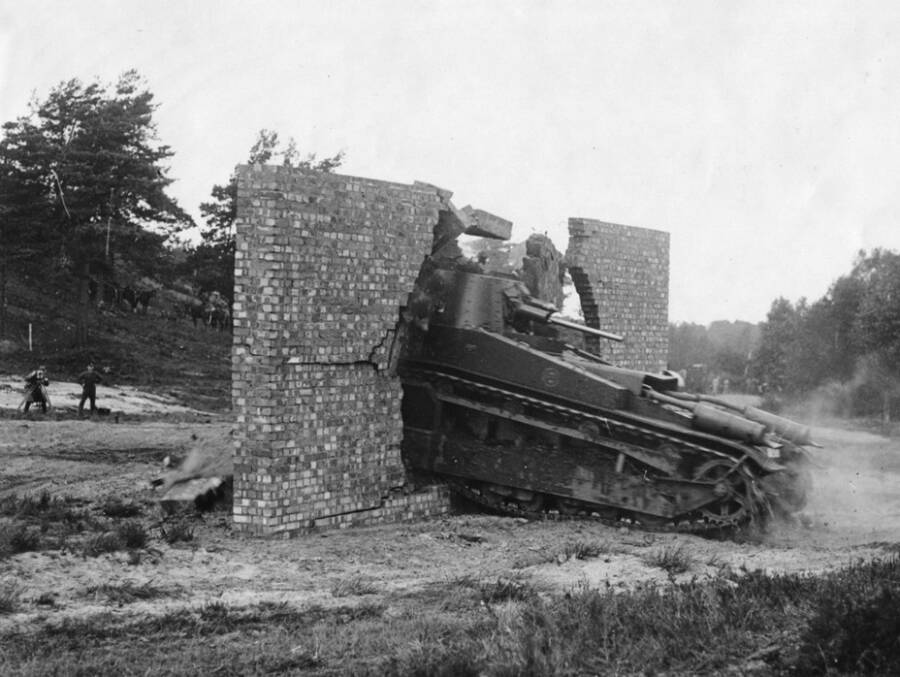 Средний танк А6 «Виккерс» 16-тонный» ломает кирпичную стену во время испытаний, Великобритания, конец 1920-х