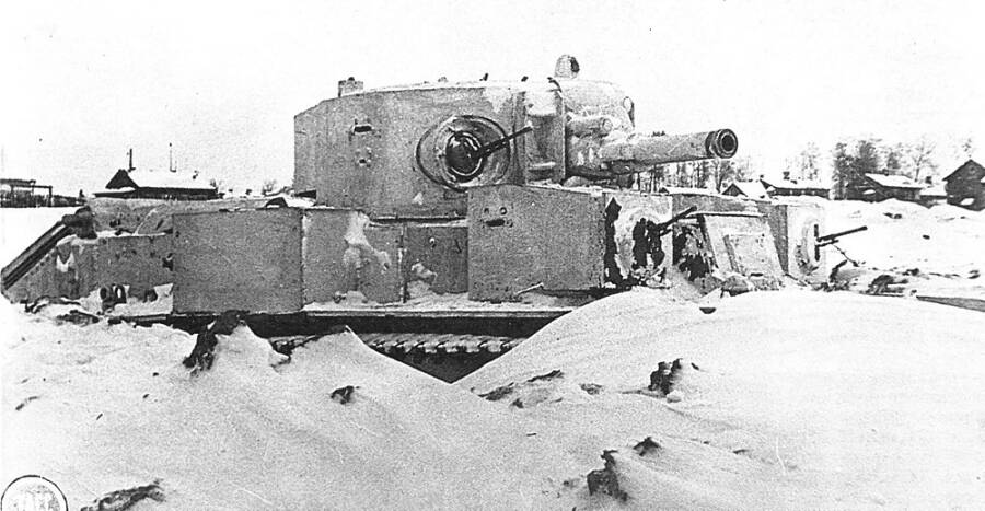 Танк Т-28, принимающий участие в обороне Ленинграда. Декабрь 1941 года