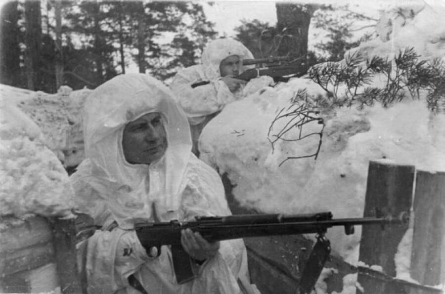Снайперская группа на зимней позиции. Боец на переднем плане вооружен автоматической винтовкой АВС-36