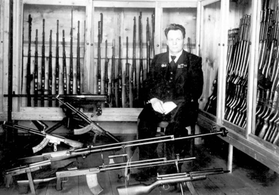 Оружейник Сергей Симонов на фоне коллекции созданных им образцов оружия