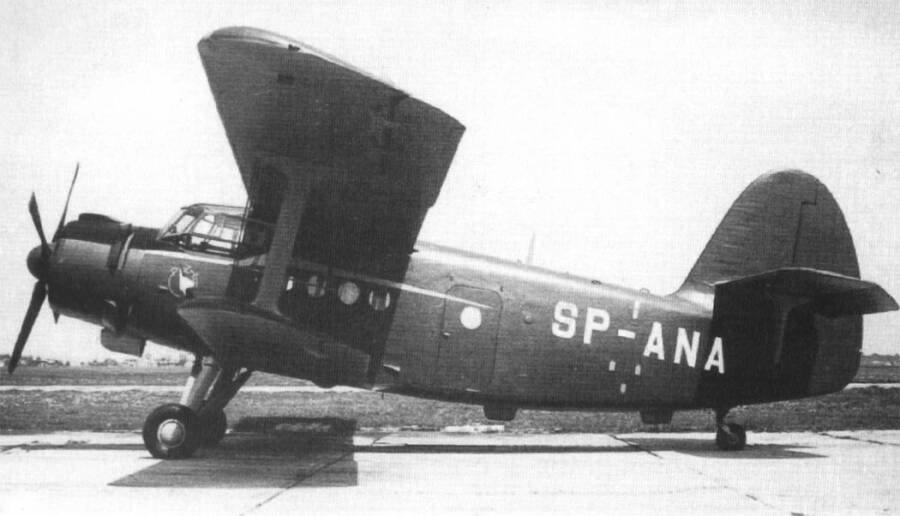 Самолет Ан-2, ставший эталоном на польском авиазаводе в городе Мелец, 1959 год