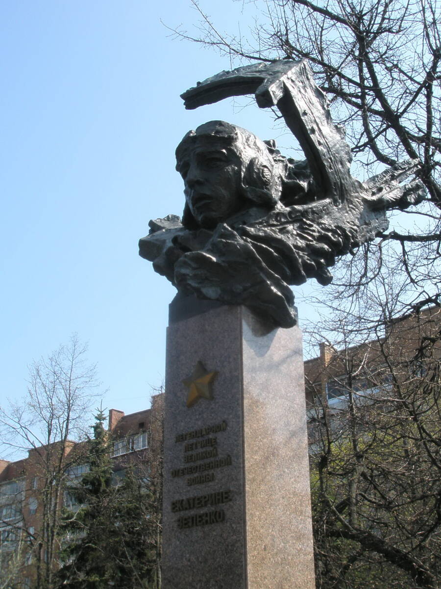 Памятник Екатерине Зеленко в городе Курске