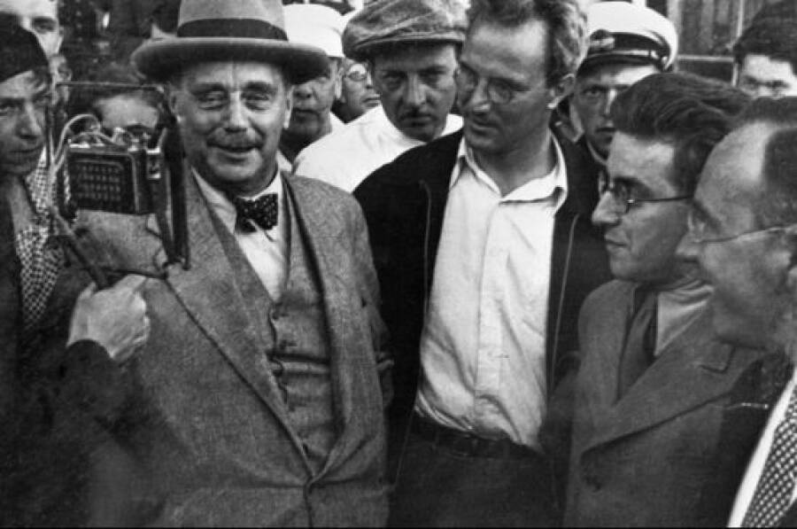 Герберт Уэллс выступает перед встречающими в аэропорту в Москве 1934 год