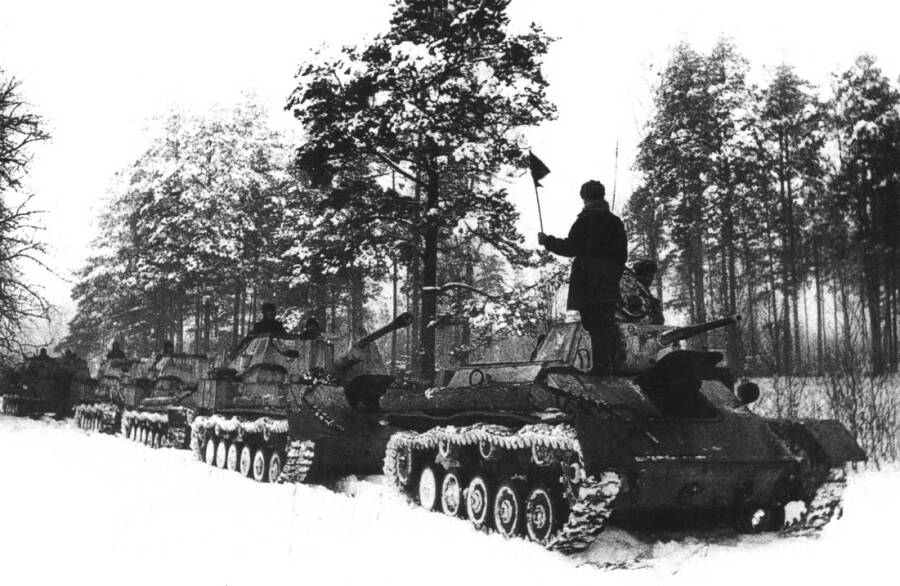 Легкий танк Т-70Б в роли командирского танка 8-й самоходно-артиллерийской бригады, вооруженной СУ-76, Белорусский фронт, февраль 1944 года