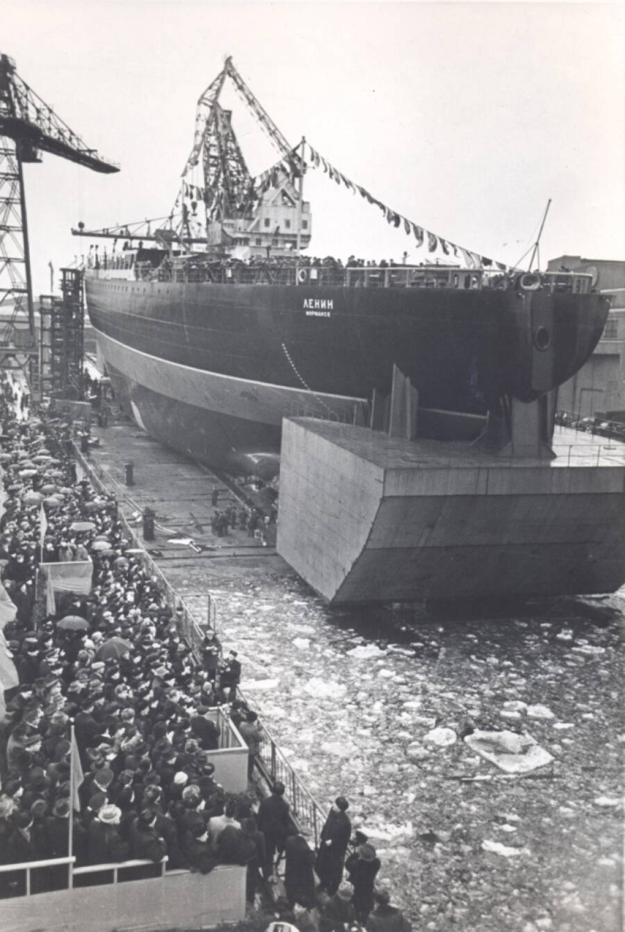 Спуск на воду атомного ледокола «Ленин», Южная верфь Адмиралтейского завода, Ленинград, 5 декабря 1957 года