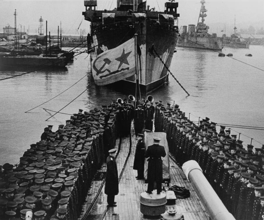 Торжественное построение экипажа легкого крейсера Черноморского флота «Красный Кавказ» по случаю 26-й годовщины Октябрьской революции, 7 ноября 1943 года, Батуми, Грузия