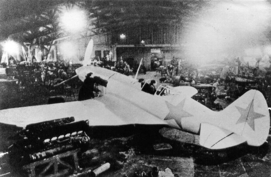 Ремонт истребителей МиГ-3 в цеху Ремонтной базы завода №1 им. Сталина (Москва) при ВВС Западного фронта