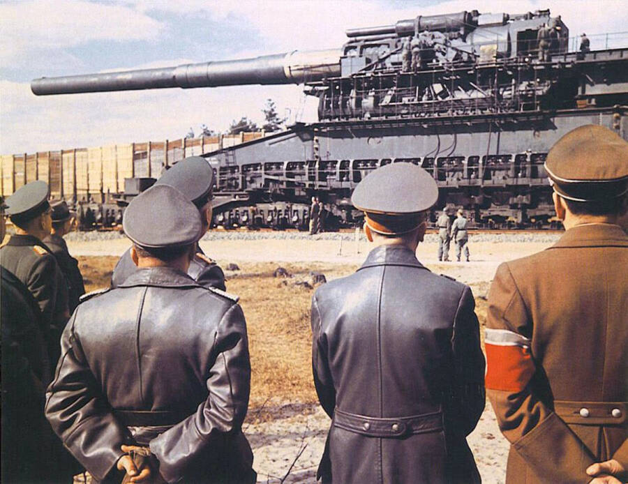 Адольф Гитлер (второй справа) осматривает орудие