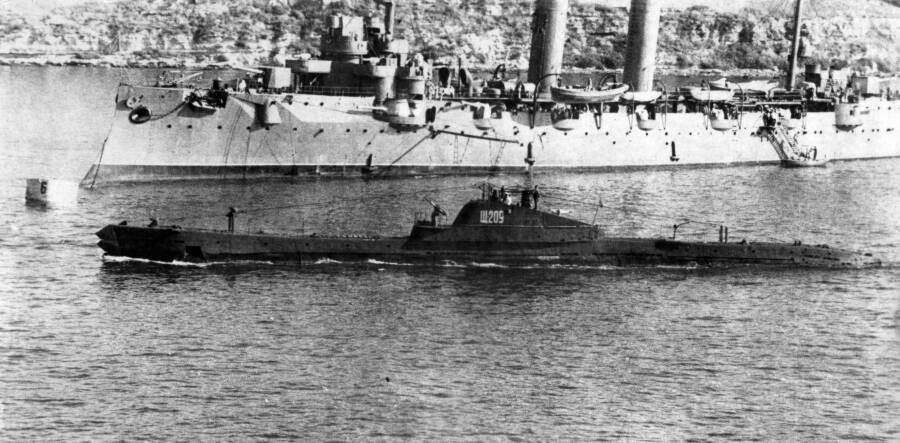 Подводная лодка Щ-209 серии Х в бухте Севастополя на фоне крейсера «Коминтерн» (бывший «Кагул»), конец 1930-х годов