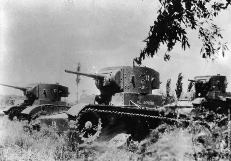 Танки Т-26 республиканской армии перед началом наступления под городом Бельчите, сентябрь 1937 года