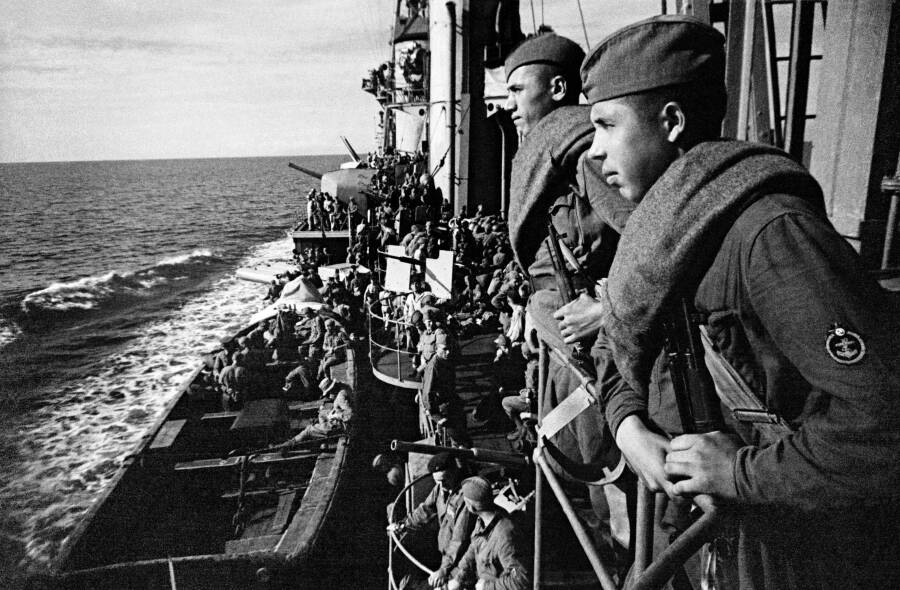 Бойцы морского десанта на палубе легкого крейсера «Красный Кавказ» спешат на помощь защитникам Севастополя, декабрь 1941 года