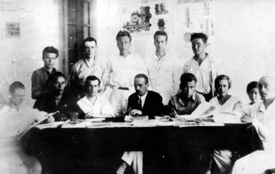 Михаил Миль (крайний слева) среди студентов Донского политехнического института, Новочеркасск, 1928 год