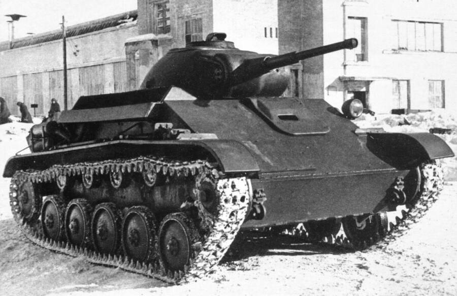 Первый опытный танк ГАЗ-70 во дворе Горьковского автозавода, февраль 1942 года