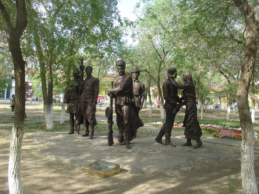 Фото 8. Новый памятник советским освободителям в городе Маньчжоули (Маньчжурия), граница России, Китая и Монголии