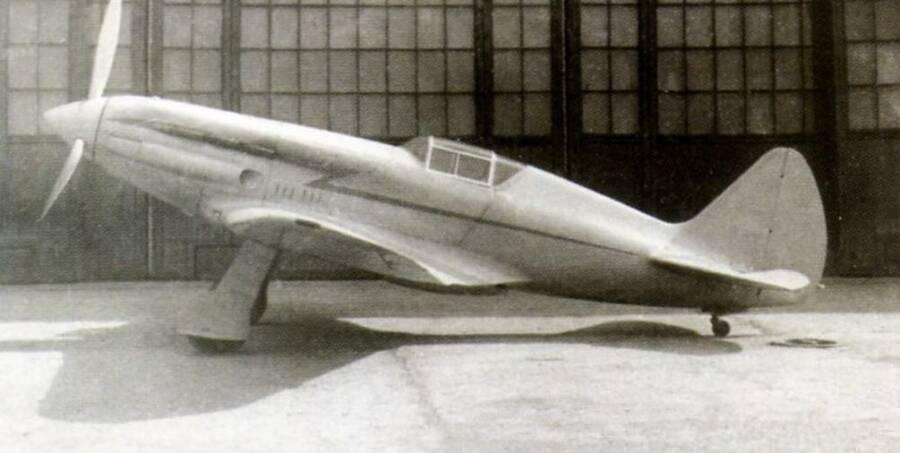 Первый прототип И-200 возле ангара Летно-испытательного института в городе Жуковском, весна 1940 года