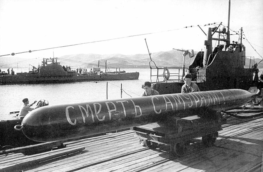 Погрузка торпеды на подводную лодку типа «Щ» серии V-бис, август 1945 года. На заднем плане видны две подводные лодки типа Щ серии Х