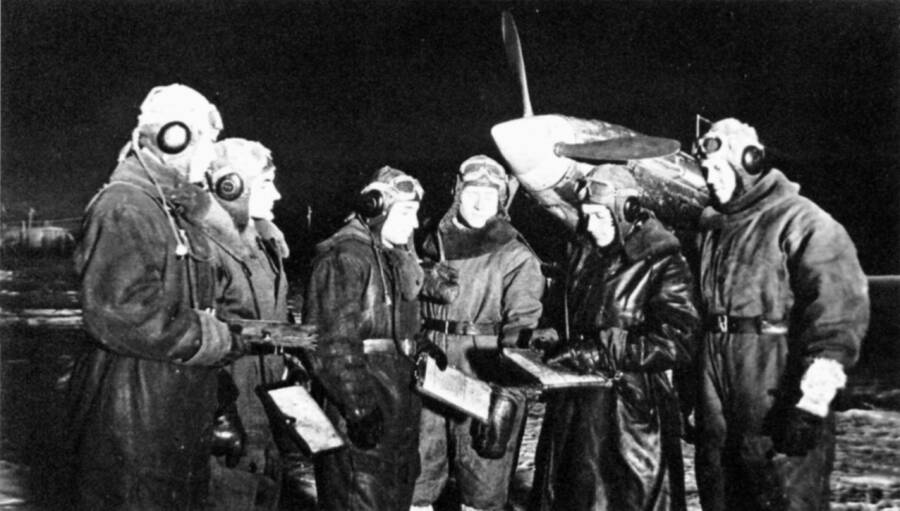 Летчики одного из полков, оснащенных истребителями МиГ-3, готовятся к ночному вылету