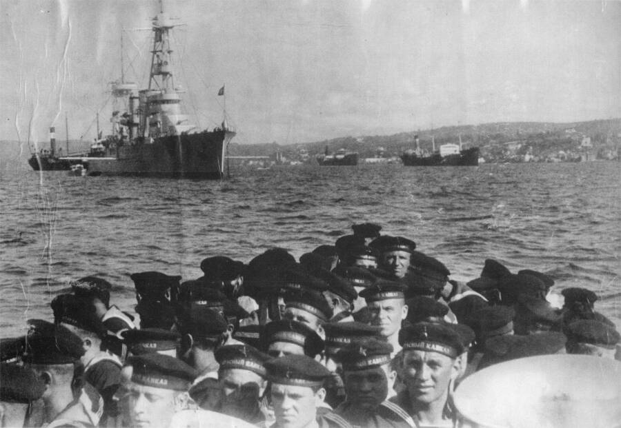 Члены экипажа легкого крейсера «Красный Кавказ» отправляются с корабля, стоящего на рейде Стамбула, на экскурсию в город