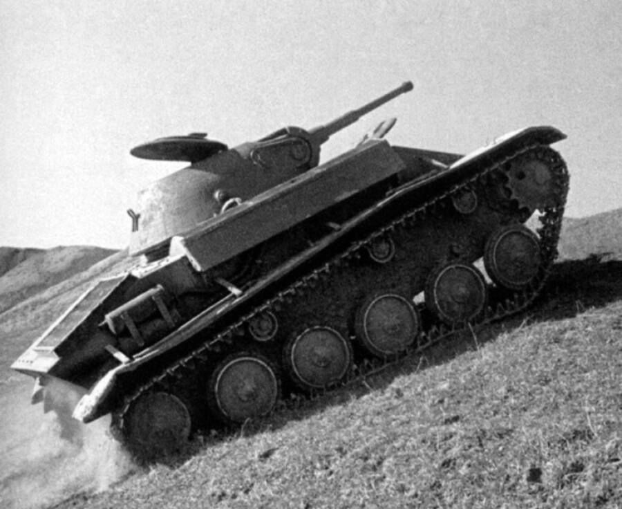 Опытный танк ГАЗ-70 во время ходовых испытаний, весна 1942 года