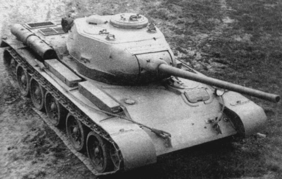 Второй опытный экземпляр танка Т-44. Хорошо видна изменившаяся рубка механика-водителя, которая стала заметно ниже