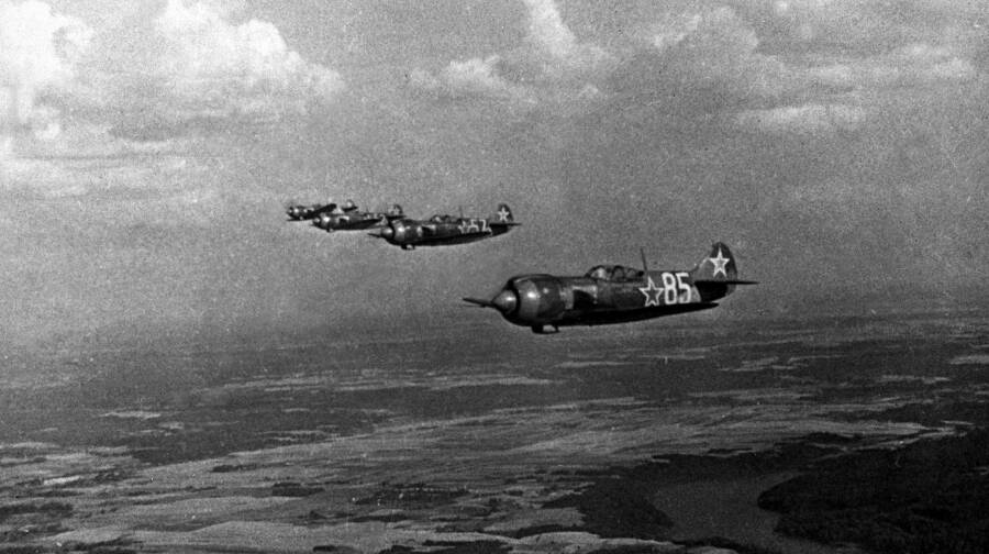 Группа истребителей Ла-5 в полете, сентябрь 1943 года