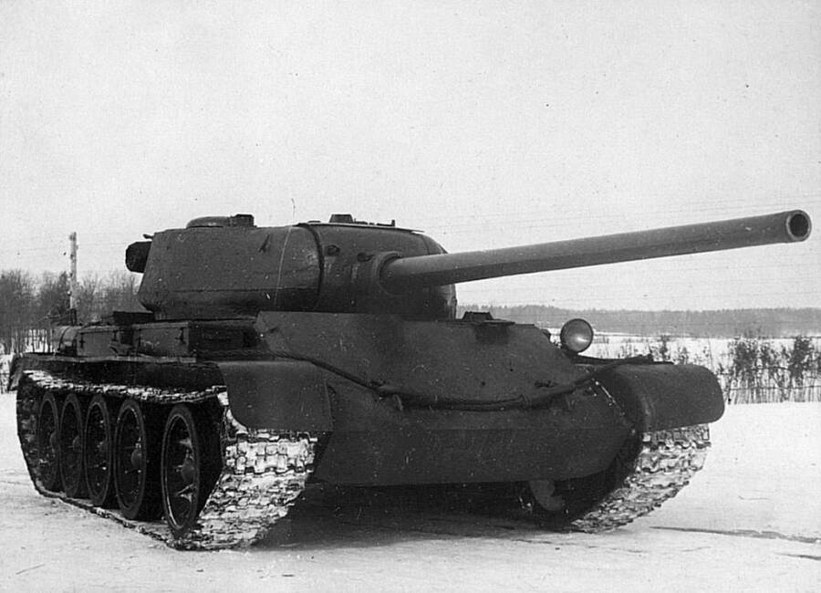 Первый опытный танк Т-54 на испытаниях, 1945 год