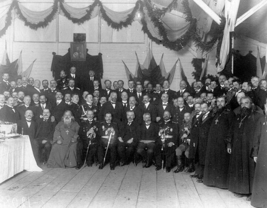 Группа моряков, морских инженеров, сановников и священнослужителей после спуска на воду спасательного судна «Волхов», 17 (30 по н. ст.) ноября 1913 года