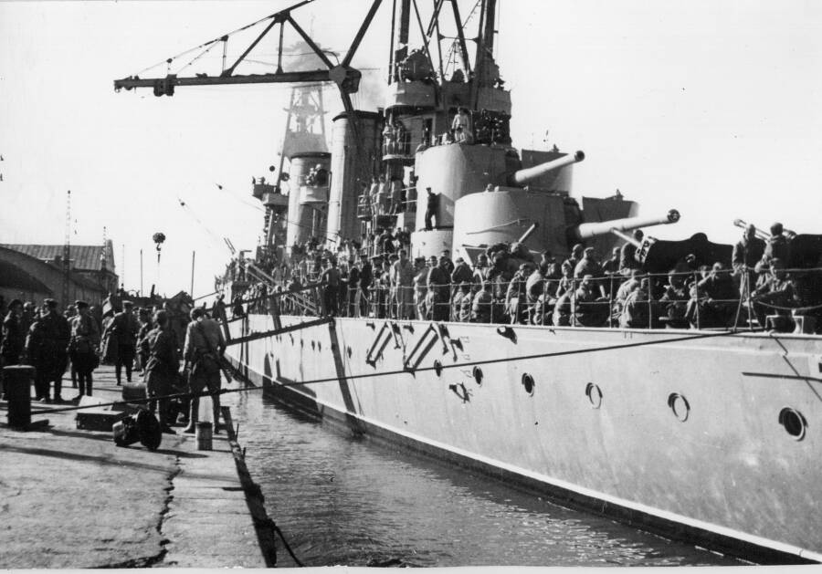 Посадка личного состава 79-й отдельной морской стрелковой бригады на легкий крейсер Черноморского флота «Красный Кавказ» для отправки в Севастополь, декабрь 1941 года