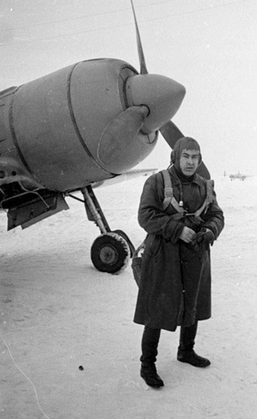 Капитан Алексей Маресьев у своего истребителя Ла-5ФН, зима 1943-1944 годов