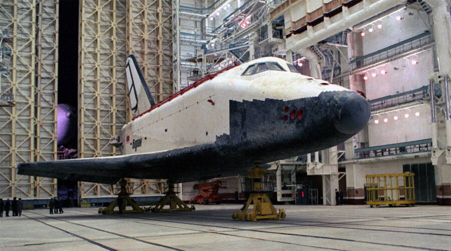 Вернувшийся из космоса многоразовый орбитальный корабль «Буран» в монтажно-испытательном комплексе космодрома «Байконур»