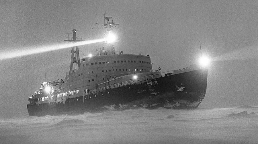 Атомный ледокол «Ленин» во время полярной ночи
