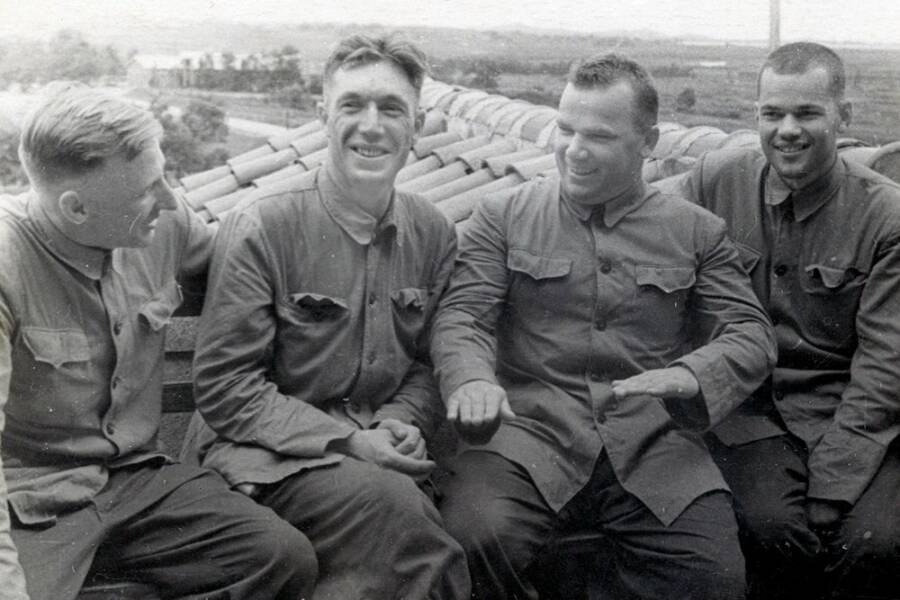 Во время корейской войны с летчиками 324-й дивизии. Слева направо: Б. Абакумов, Б. Бокач, И. Кожедуб, Ф. Шибанов, В. Назаркин. 1951 г.