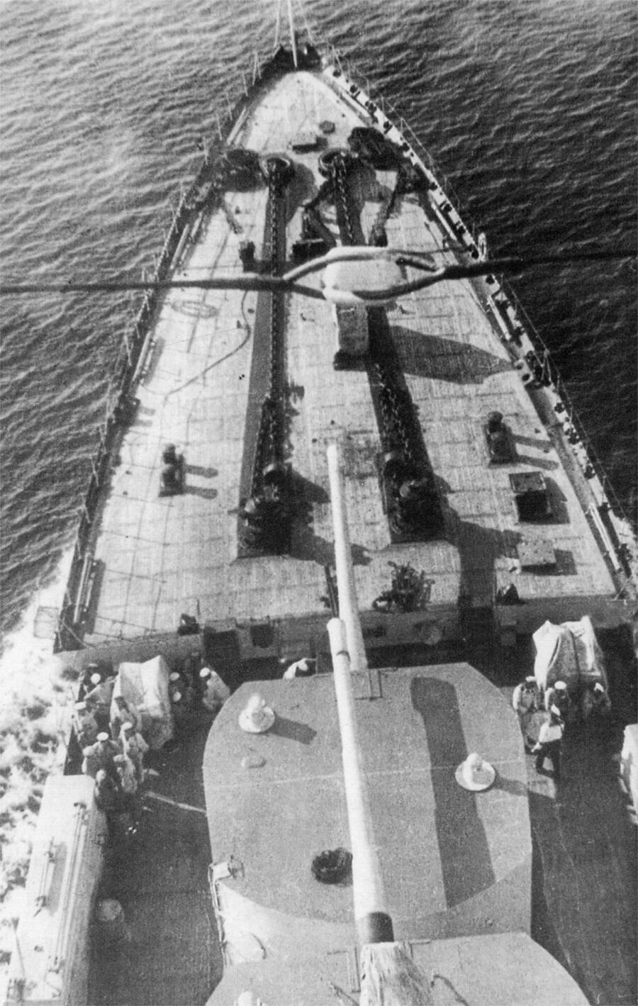 Главный калибр легкого крейсера «Красный Кавказ» — 180-мм орудия в одноорудийных башнях