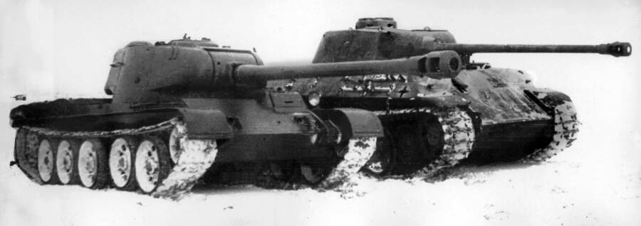 Опытный танк Т-44 с пушкой 122 мм и немецкий танк PzKpfw V «Пантера» на сравнительных испытаниях, февраль 1944 года