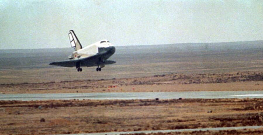 Корабль «Буран» в последние секунды перед касанием посадочной полосы. 15 ноября 1988 года