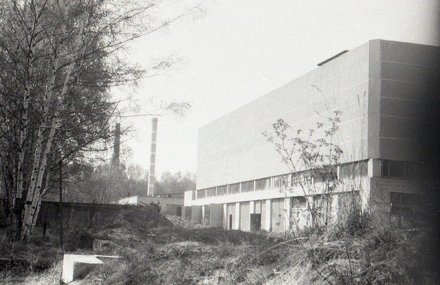 Вид на одно из зданий Краснознаменного института КГБ СССР имени Юрия Андропова, начало 1990-х годов