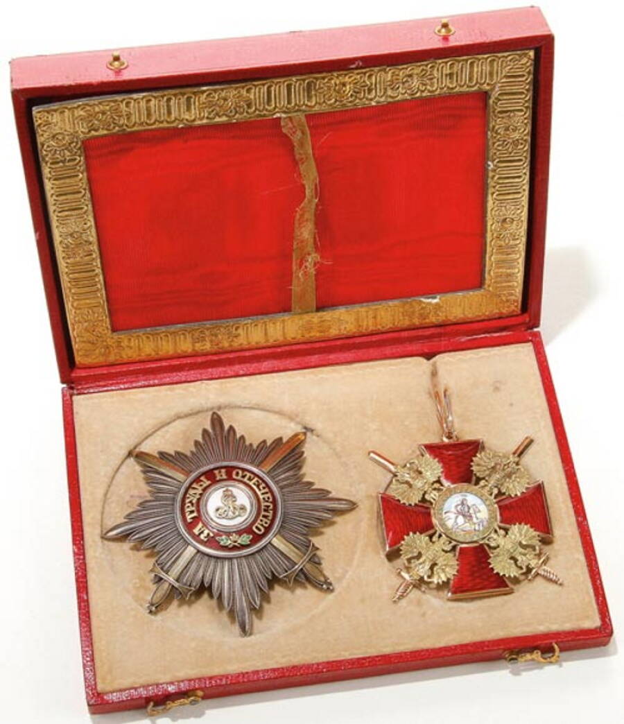 Звезда и крест ордена святого Александра Невского с мечами