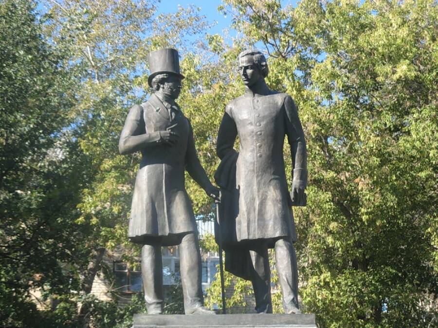 Памятник Далю и Пушкину в Оренбурге