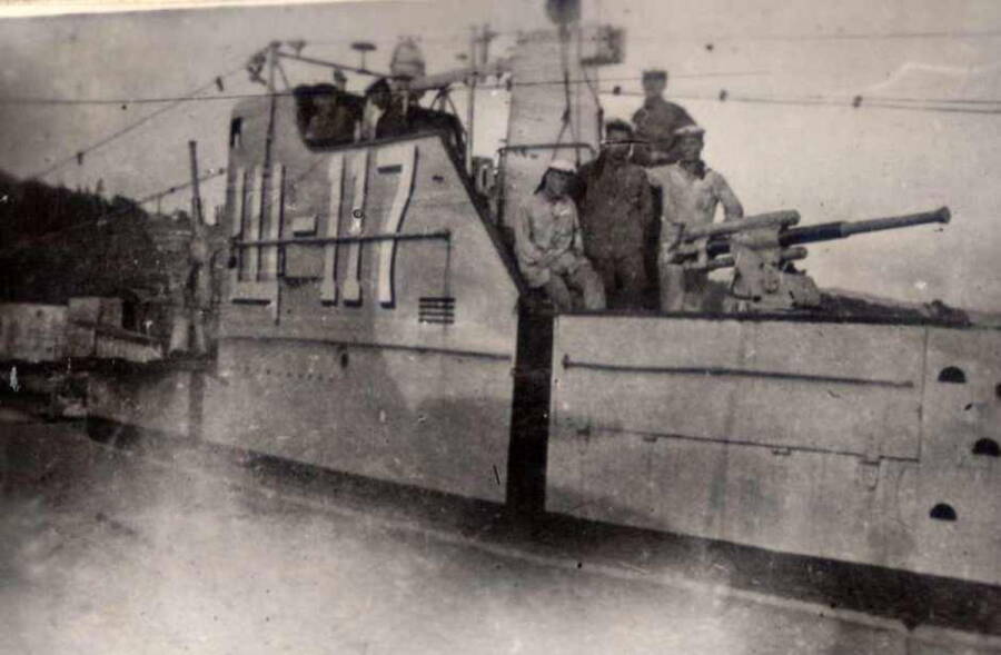 Члены экипажа подводной лодки Щ-117 в ограждении рубки, 1935-37 годы. В 1936 году эта подводная лодка совершила первое в истории советского ВМФ рекордное по длительности автономное плавание