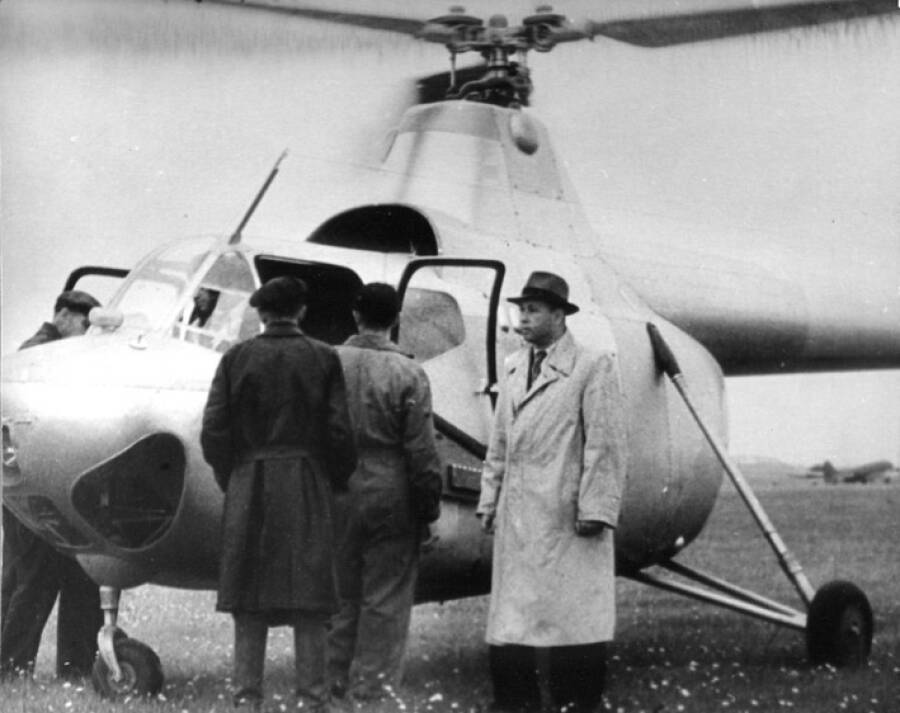 Михаил Миль (крайний справа) во время испытаний вертолета Ми-1, 1950 год
