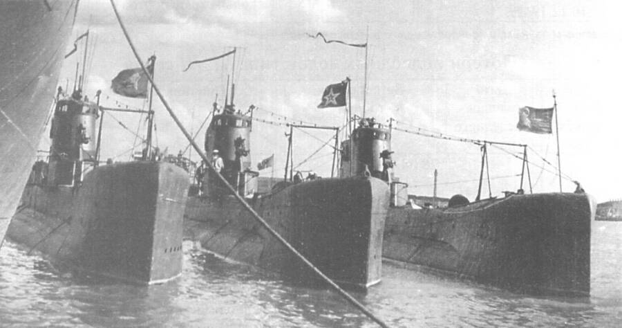 Подводные лодки типа «Щука» первой серии III у борта плавбазы в Кронштадте, середина 1930-х годов