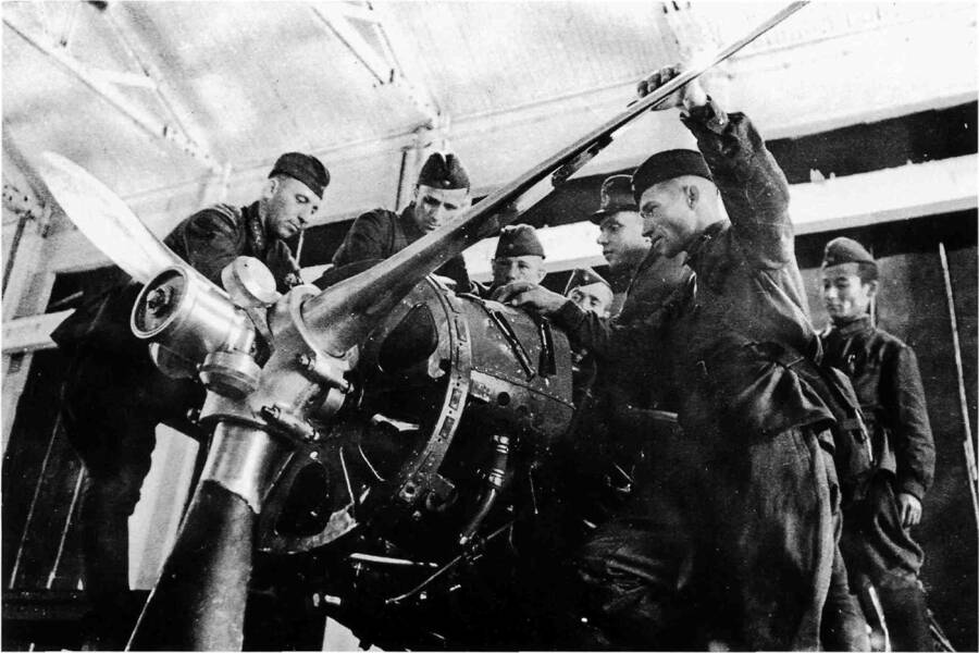 Советские пилоты изучают двигатель AM-35A истребителя МиГ-3 на заводе №1 в Москве, апрель-май 1941 года