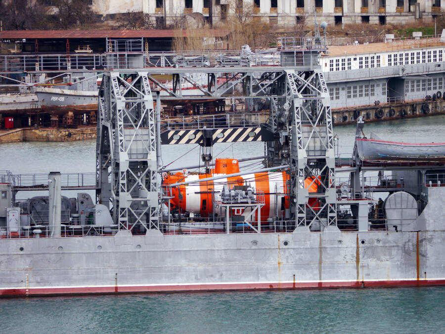 Спасательный глубоководный аппарат АС-28 «Приз» на борту спасательного судна «Коммуна», 2016 год