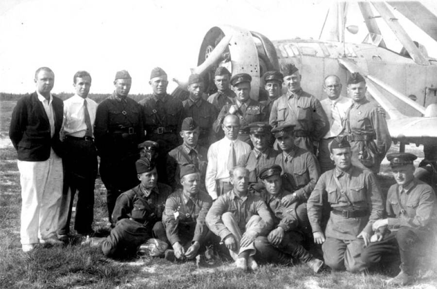 Михаил Миль (крайний слева) с членами автожирного отряда ЦАГИ, 1941 год